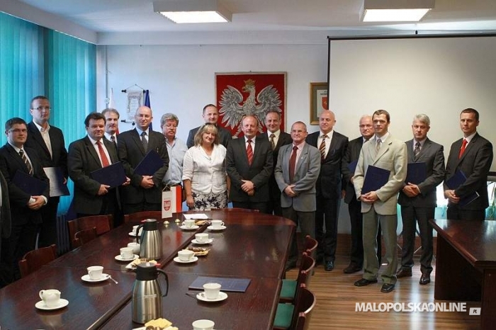 Dwunastu wójtów przyjechało do Nowego Targu po obietnice wypłaty ponad 400 tys. zł na remonty strażackich remiz (zdjęcia)