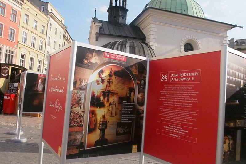 Papieska wystawa plenerowa na Rynku Głównym w Krakowie (zdjęcia)