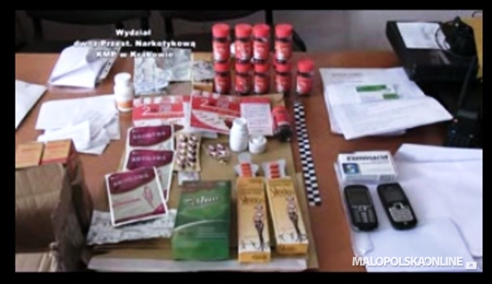 Mieszkaniec Krakowa odpowie za nielegalną sprzedaż farmaceutyków na odchudzanie