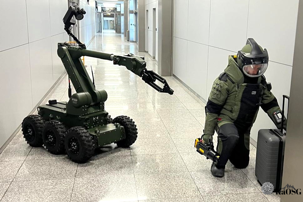 Fałszywy alarm bombowy na lotnisku w Balicach. Nieodpowiedzialny żart zakończył się mandatem