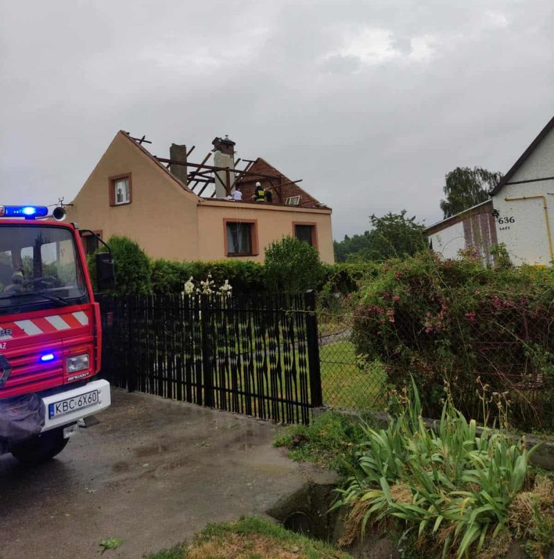 Uszkodzone dachy, powalone drzewa - front pogodowy przechodzi przez Małopolskę