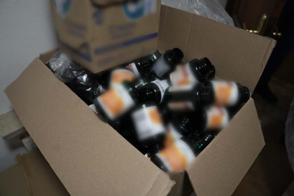 Nielegalna fabryka suplementów. Tysiące klientów mogły kupić podróbki (video)