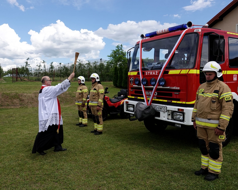 Samochód i quad służą już strażakom (zdjęcia)