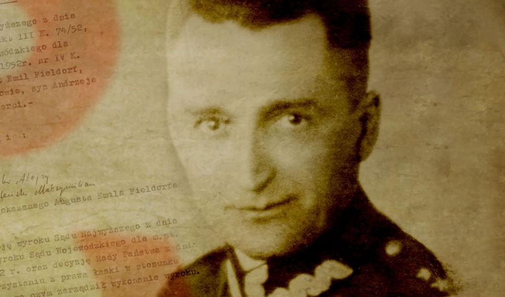Kwiaty i znicze przed tablicą pamięci na ścianie kamienicy, w której urodził się legendarny oficer AK