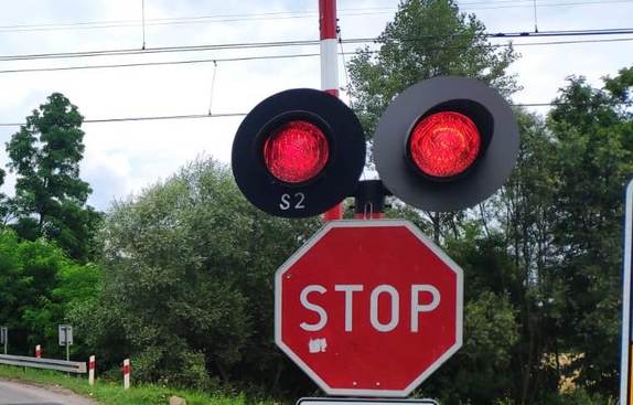 Utknęła na przejeździe kolejowym