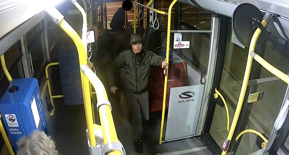 Bójka z użyciem siekiery w autobusie