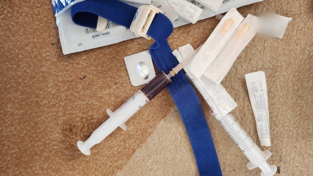 Grupa przestępcza handlująca lekami opioidowymi i narkotykami rozbita. Cztery młode kobiety nie żyją