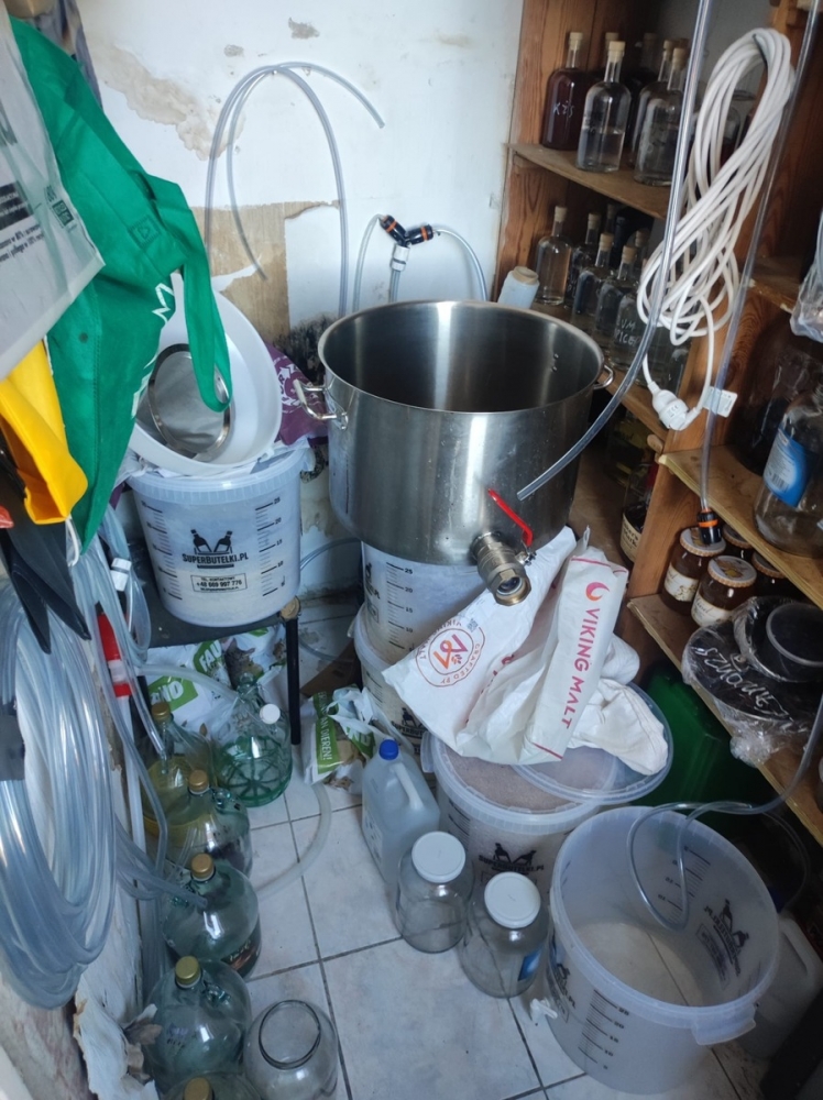 Dwóch mężczyzn zatrzymanych za nielegalną produkcję alkoholu i posiadanie narkotyków