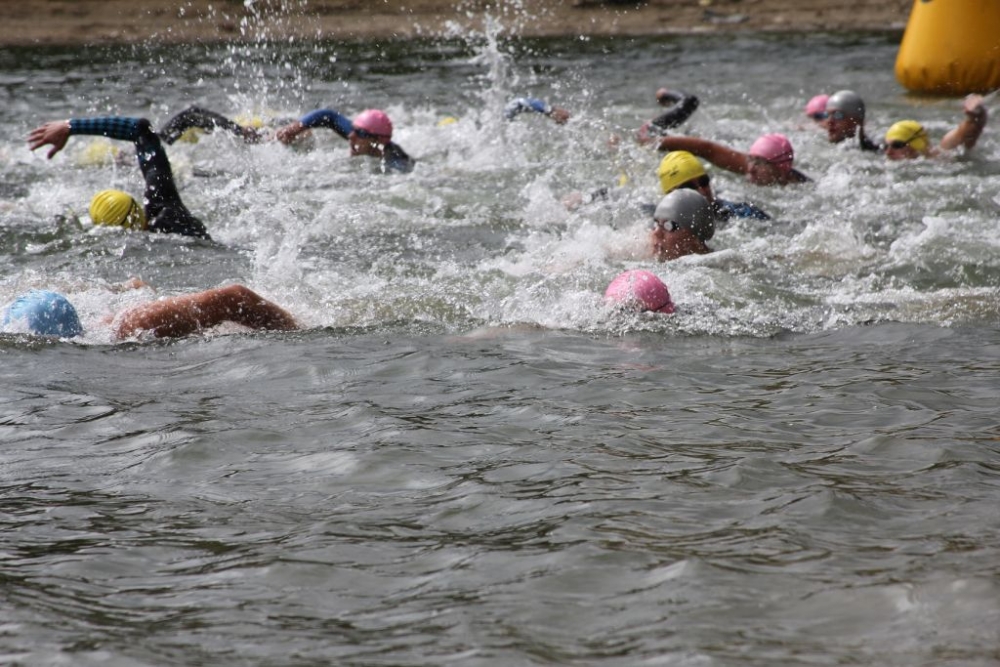 Triathleci nad jeziorem