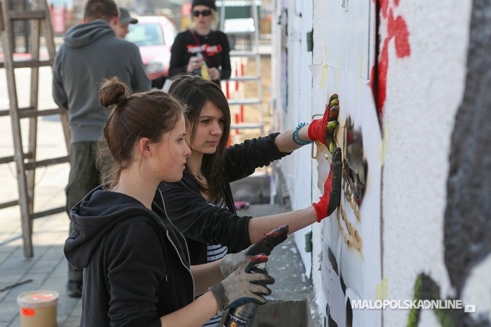 "Czarna owca" poprawia wygląd miasta. Nowy mural w Nowym Targu (zdjęcia)