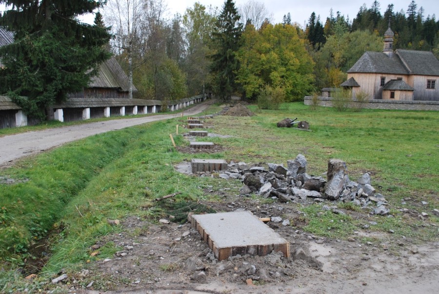 Prace w zubrzyckim skansenie