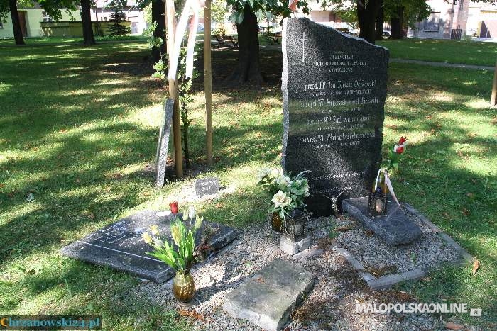 Zniszczona tablica smoleńska w Chrzanowie