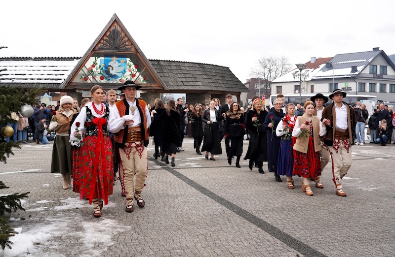 Uroczysty polonez maturzystów w Łącku. Symboliczne odliczanie do matury (zdjęcia)