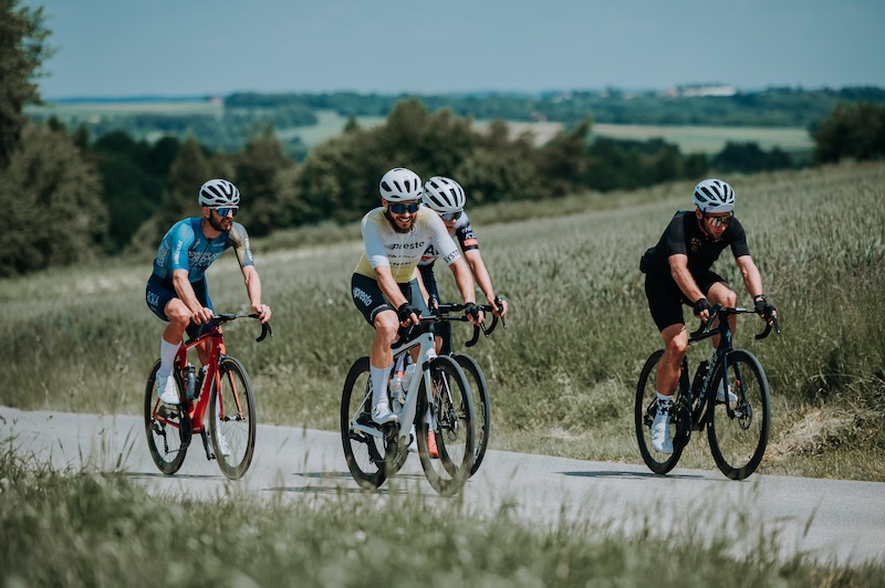 Profesjonalny wyścig kolarski dla amatorów? J-labs Gołcza Race 2026 wzbudza ogromne zainteresowanie...