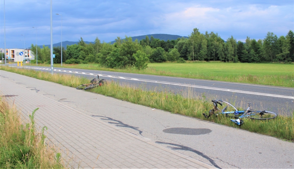 Zderzenie na ścieżce rowerowej. Kobieta trafiła do szpitala