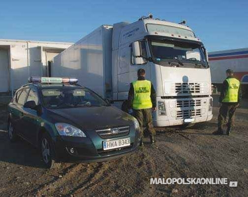 Jedenastu ob. Afganistanu w transporcie owoców