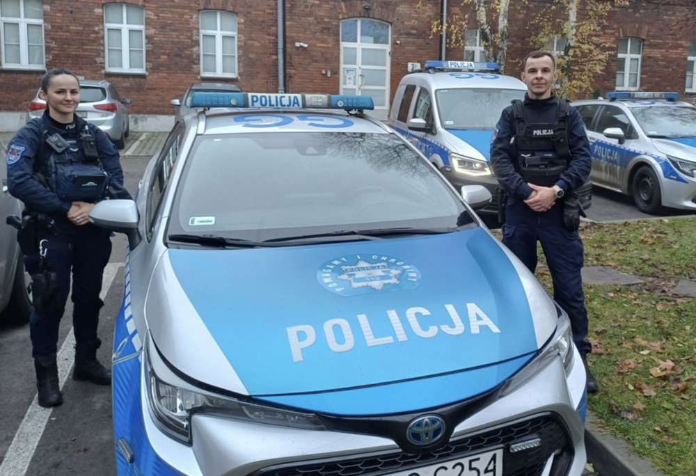 Policjanci wynieśli kobiety z płonącego mieszkania (video)