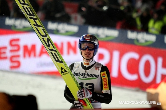 Puchar Świata: trzeci konkurs wygrywa Kamil Stoch. Adam Małysz upadł na stoku