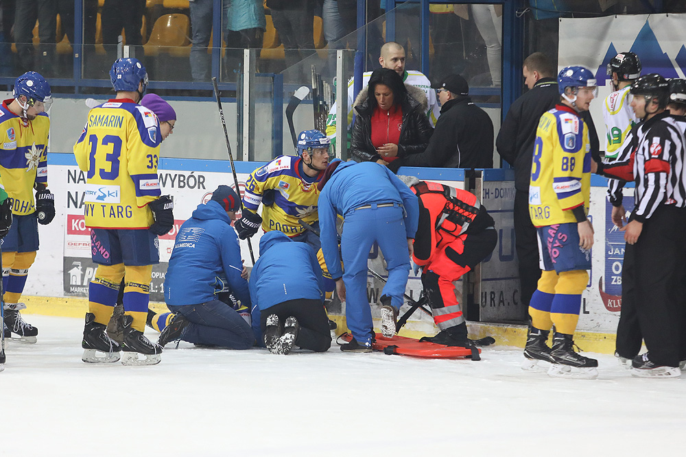 Hokej: Pierwsze zwycięstwo i brutalny faul (zdjęcia i film)