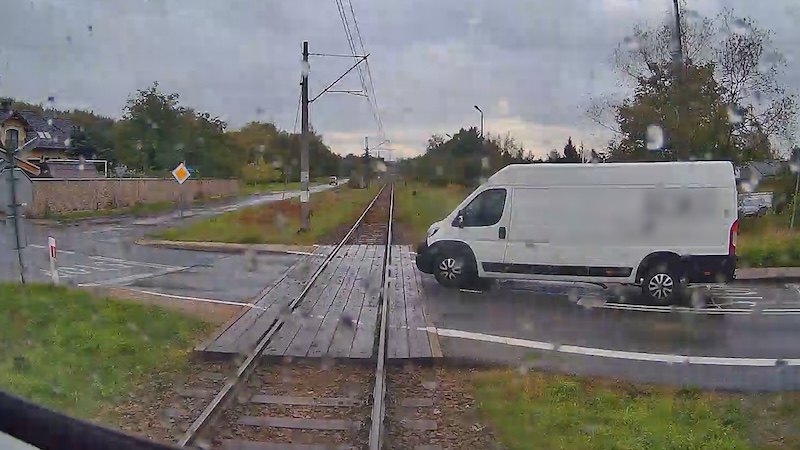 O włos od tragedii na przejeździe kolejowym (video)