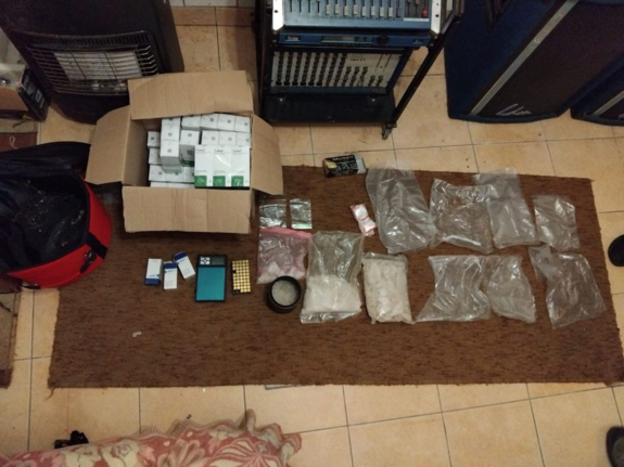 2 kilo narkotyków i amunicja