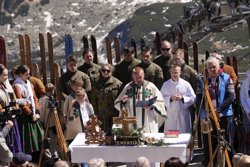 Społeczność Kasprowego Wierchu pożegnała papieża Franciszka na szczycie