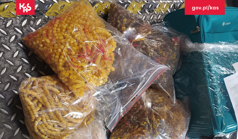 10 kg bursztynu zatrzymane na lotnisku