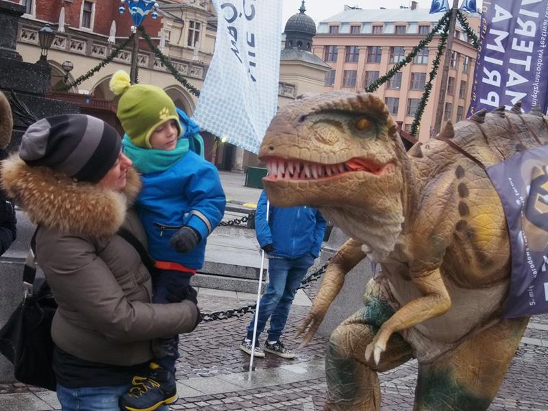 Spotkanie z dinozaurem Materiozaurusem Primusem na ulicach Krakowa