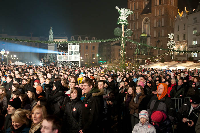 Tłumy na krakowskim Rynku - WOŚP zagrała po raz dziewiętnasty (zdjęcia)