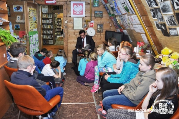 Głośne czytanie w bibliotece
