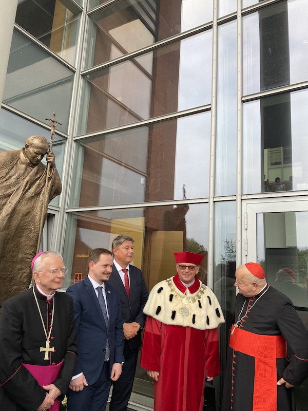 Uroczystość odsłonięcia pomnika i tablicy pamiątkowej św. Jana Pawła II