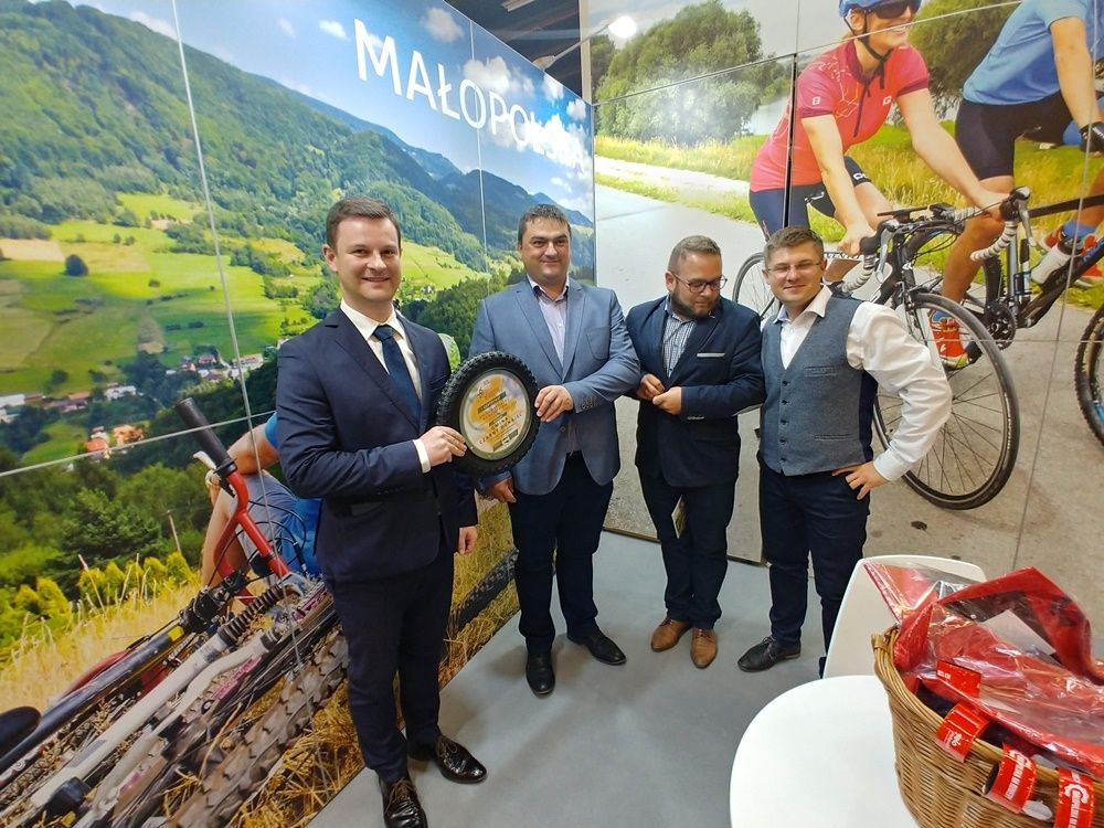 Kielce Bike Expo z Velo Małopolska. Certyfikat Gminy Przyjaznej Rowerzystom otrzymała gmina Czarny Dunajec 