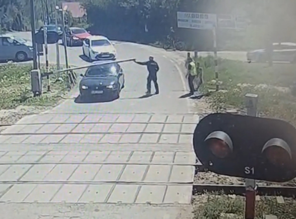 Groźna sytuacja na przejeździe kolejowym. Policjant i funkcjonariusz SOK zapobiegli tragedii (video)