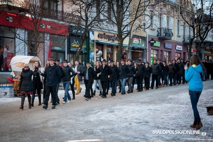 Maturzyści zatańczyli poloneza na Krupówkach (zdjęcia)