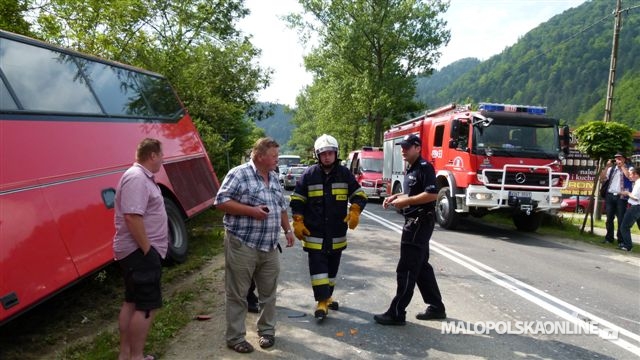 Autobus z dziećmi spowodował kraksę i wpadł do rowu