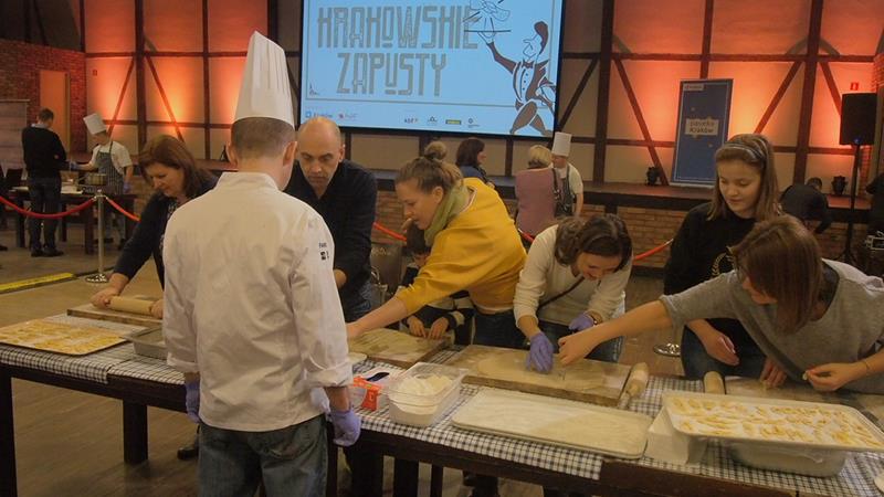 „Krakowskie zapusty”, czyli wspólne smażenie chrustu w Starej Zajezdni (zdjęcia)
