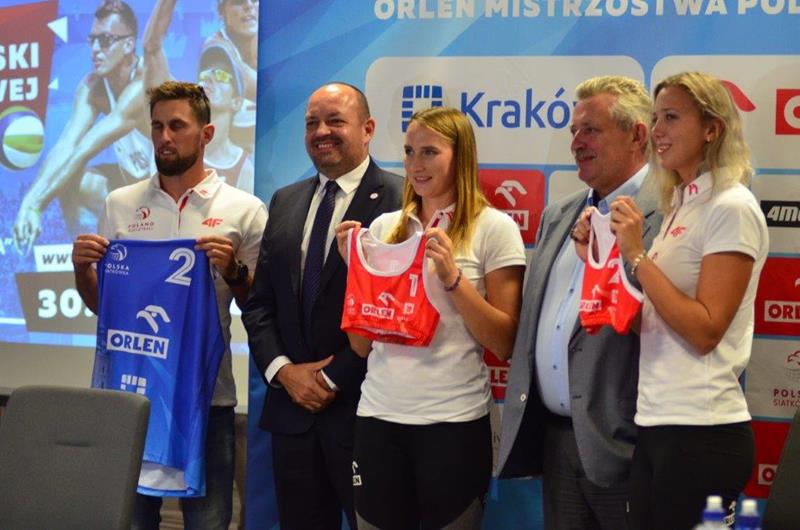 Rozpoczęły się Mistrzostwa Polski w siatkówce plażowej. Zawodnicy spotkali się z dziennikarzami (zdjęcia)