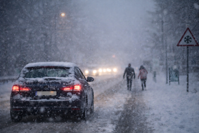 Deszcz, śnieg i śliskie drogi w weekend
