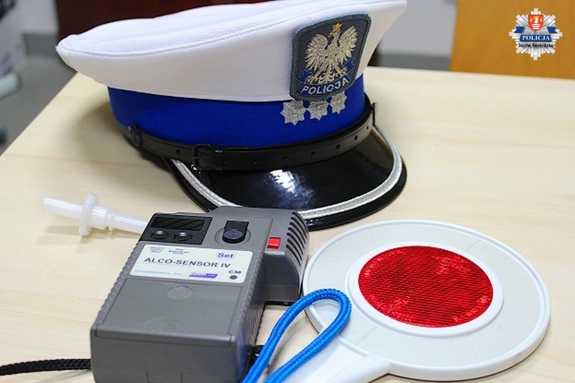 Kompletnie pijany kierowca wjechał w budynek