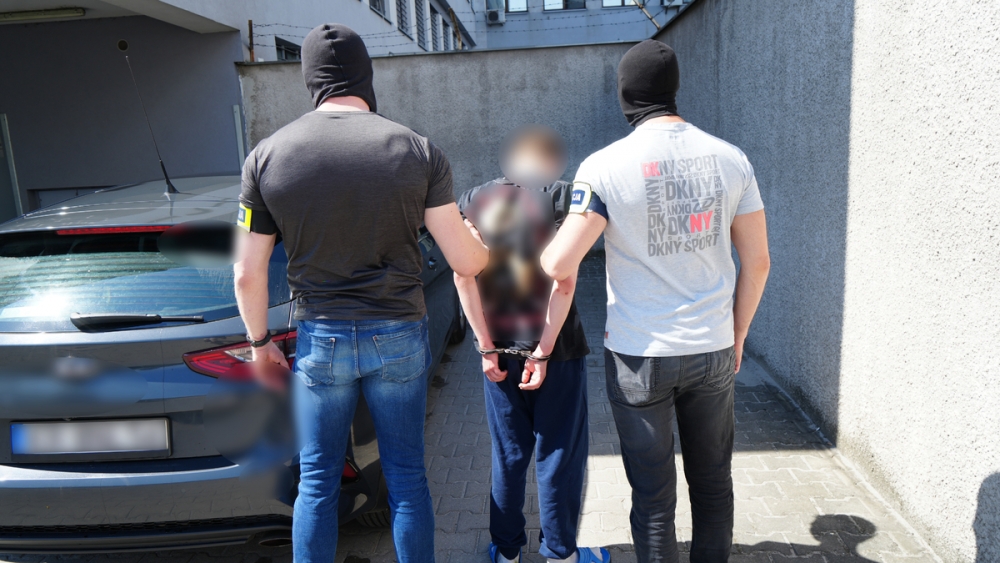 18-latek zaatakował ratowników medycznych (video)