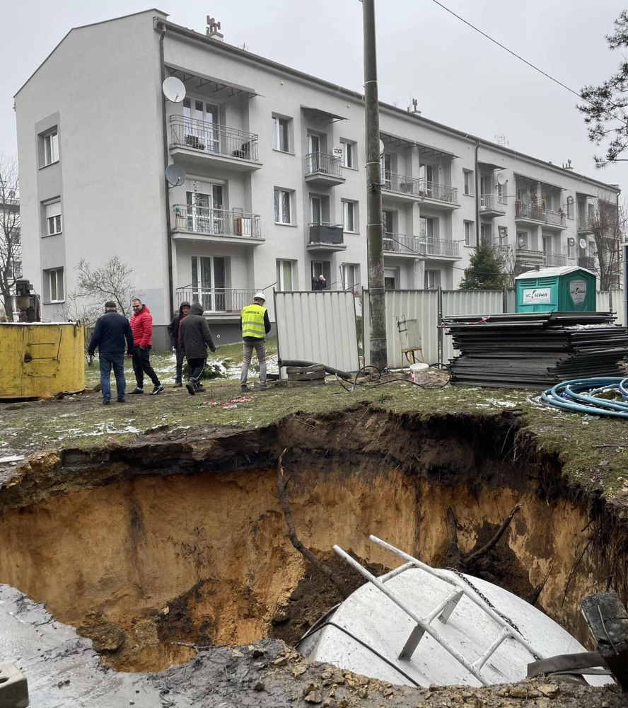 Silos pochłonięty przez zapadlisko (video)