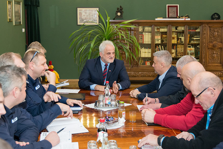 Wojewoda apeluje przed derbami