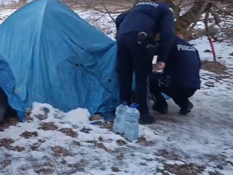 Uwaga na mróz. Setki policjantów sprawdzały pustostany (video)