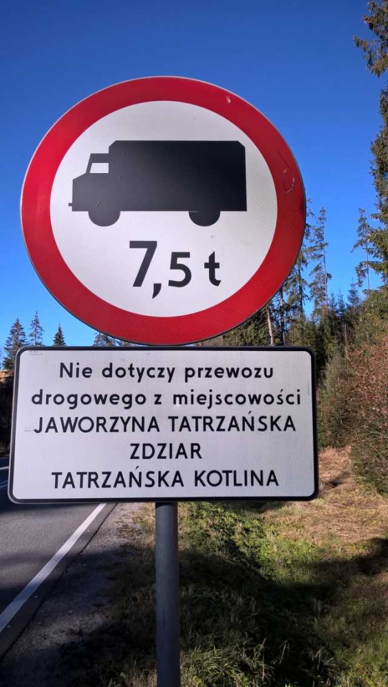 Zmiana w oznakowania na przejściu granicznym w Jurgowie