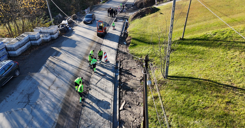 Chodnik i oświetlenie uliczne w Ptaszkowej