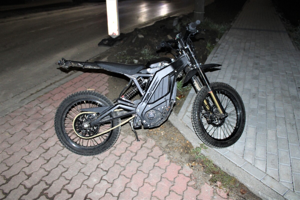 Potrącił policjanta i próbował uciec. 24-latek na elektrycznym crossie był pod wpływem amfetaminy