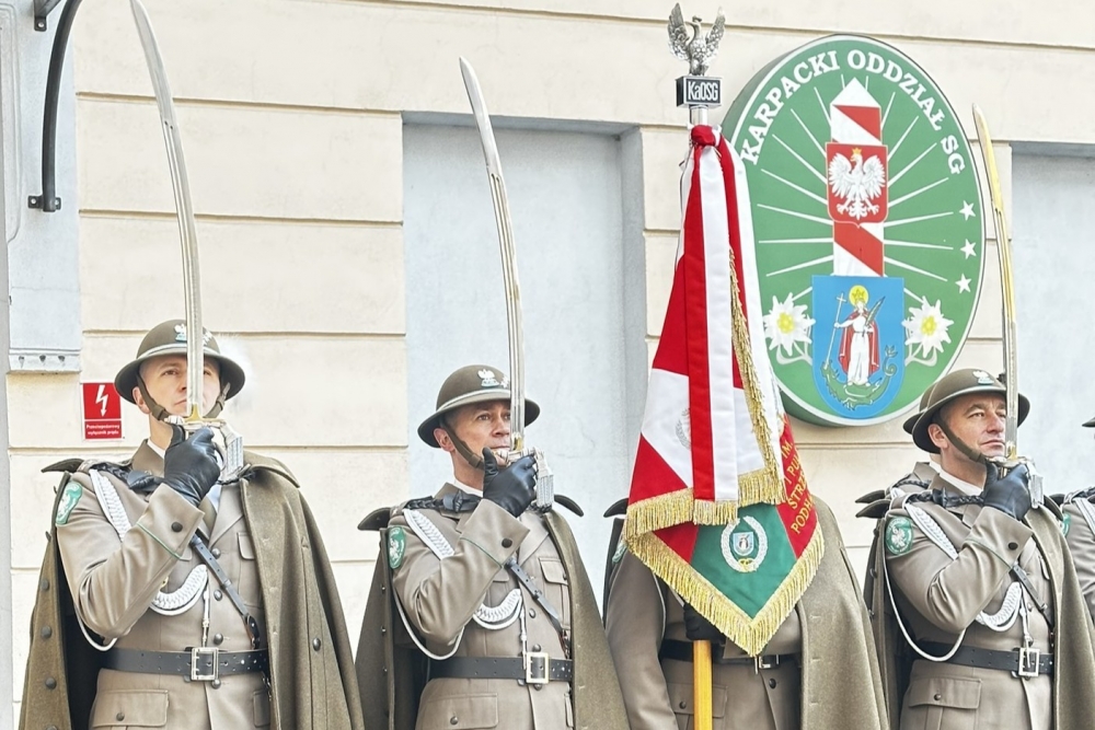 Biało-czerwona duma w sercach. 99. rocznica ustanowienia Mazurka Dąbrowskiego Hymnem Polski (video)