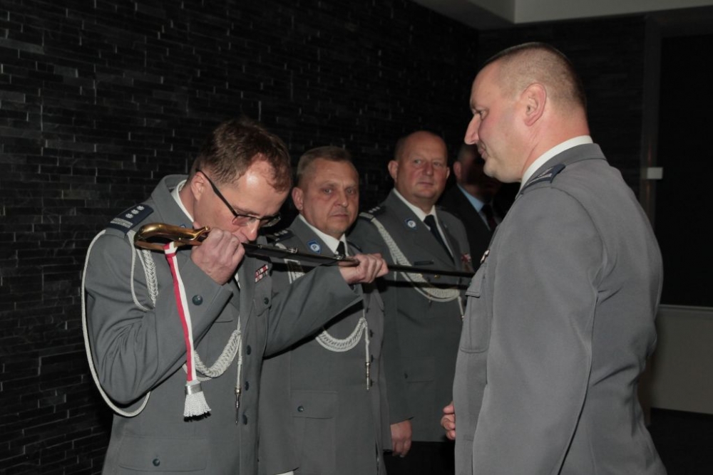 Byli komendanci małopolskich Komend Policji otrzymali pamiątkowe szable 