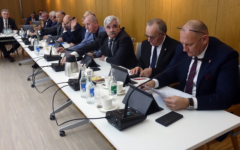 Nowe punkty geodezyjne, budowa Ośrodka Interwencji Kryzysowej i poprawa infrastruktury pięciu szkół zawodowych