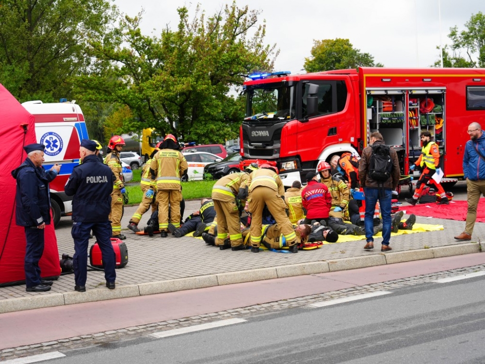 Zderzenie tramwaju z miejskim autobusem (video)